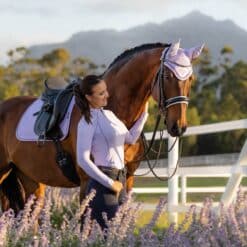 Luxury Suede Dressurunderlag Wisteria (lilla) Lifestyle Photo