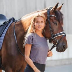 Timo T-Shirt Lifestyle Photo Kvinde med hest